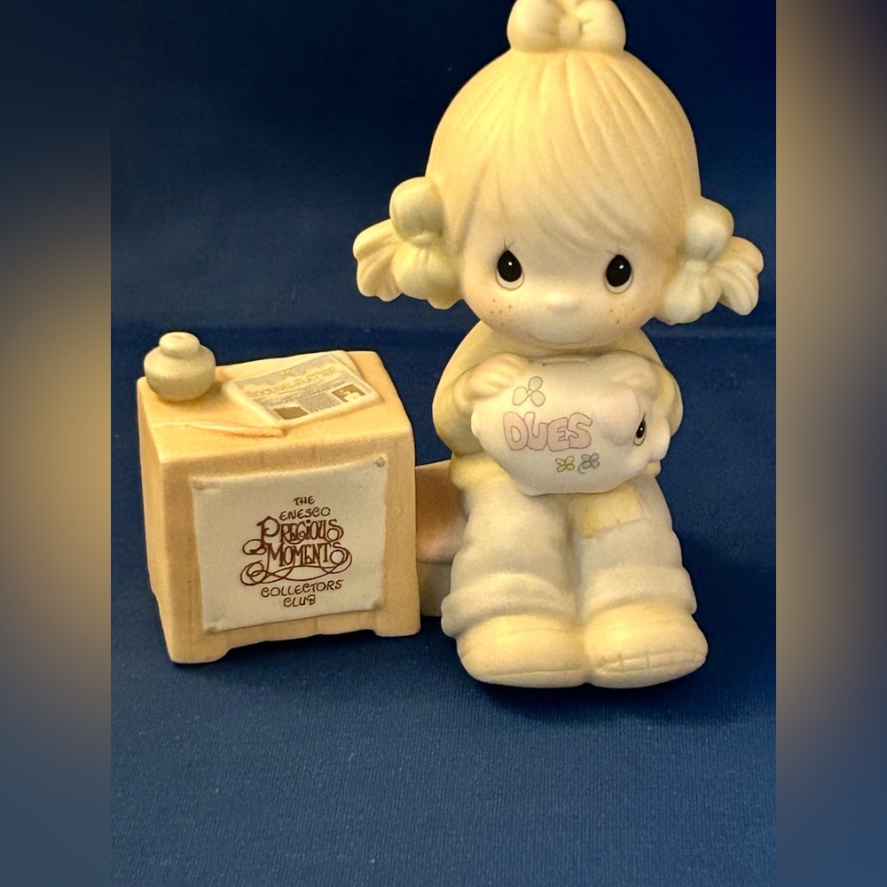 1983 Precious Moments Collectors Club
Figure - Girl with Piggy Bank E-0404